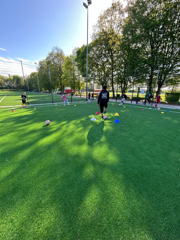Kinder üben Pässe in der Trainingsgruppe